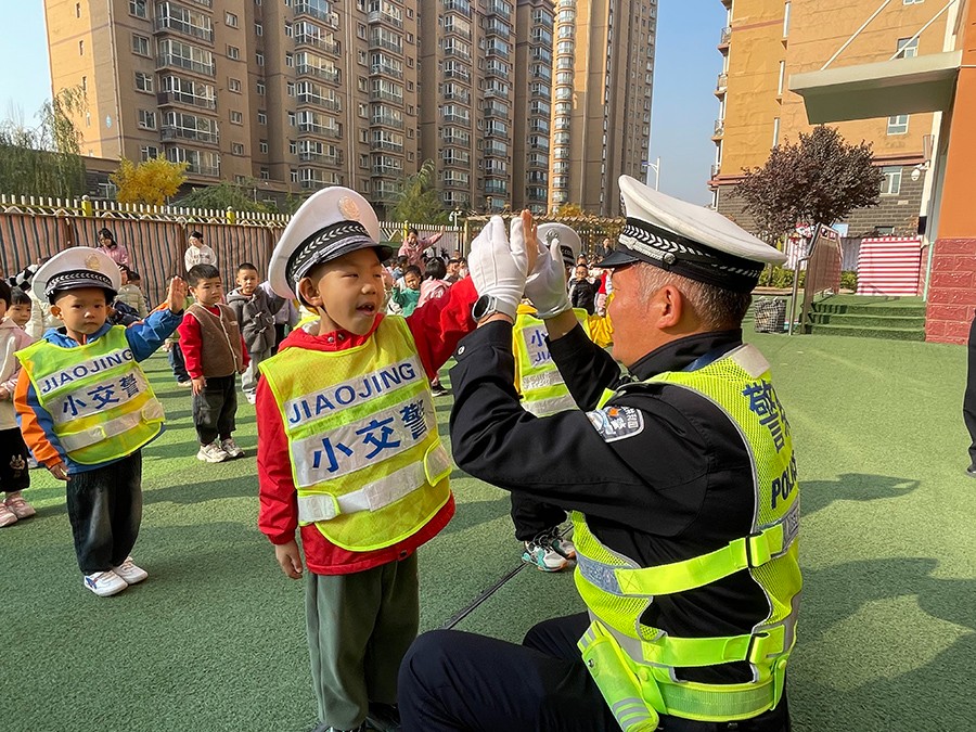 （WAqEＹ图片新闻）安宁交警开展交通安(36492345)-20241108174548