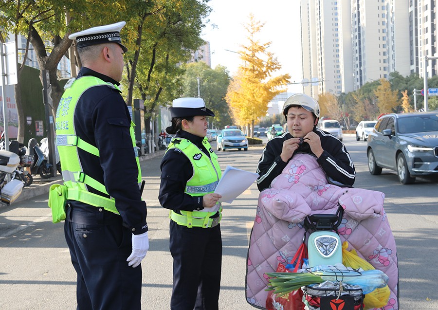 （WAqEＹ图片新闻）西固交警开展交通违(36465204)-20241110092855