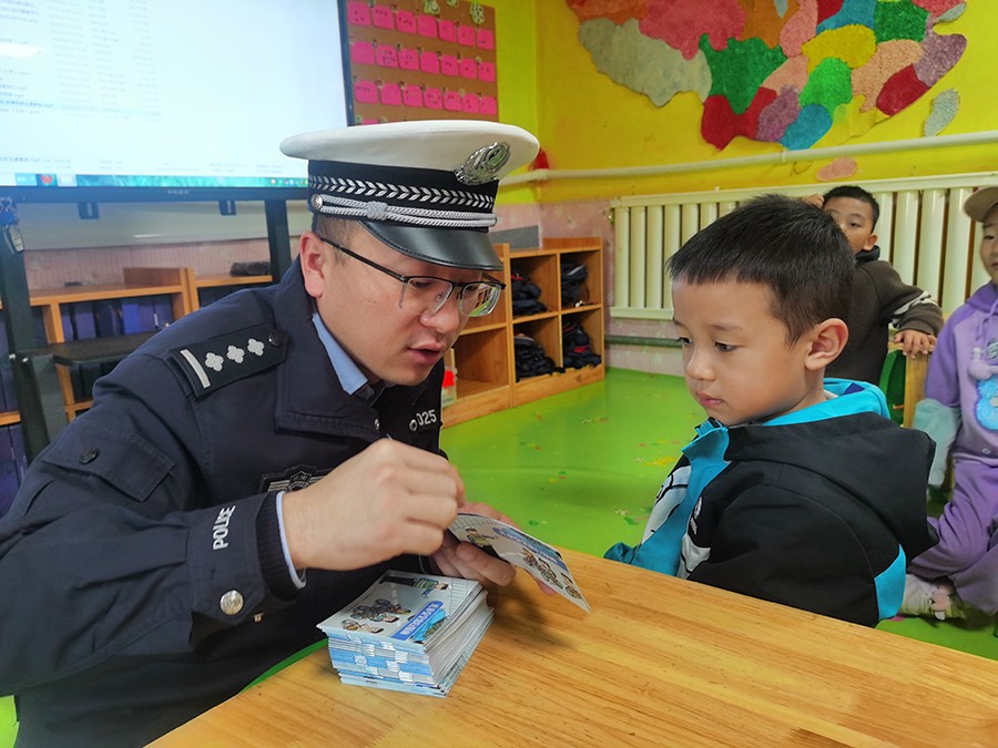 （WAqEＹ图片新闻）交警走进幼儿园送上(36465101)-20241110093101