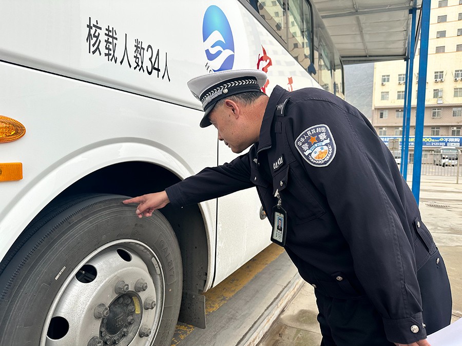 （WAqEＹ图片新闻）东岗交警开展公共交(36565368)-20241112170931