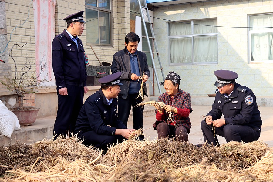 （WAqEＹ图片新闻）陇西公安入户走访察(36599321)-20241113150938