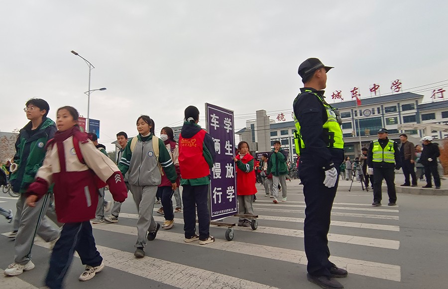 （wAqEY图片新闻）站好“护学岗” 平(36578831)-20241113173544