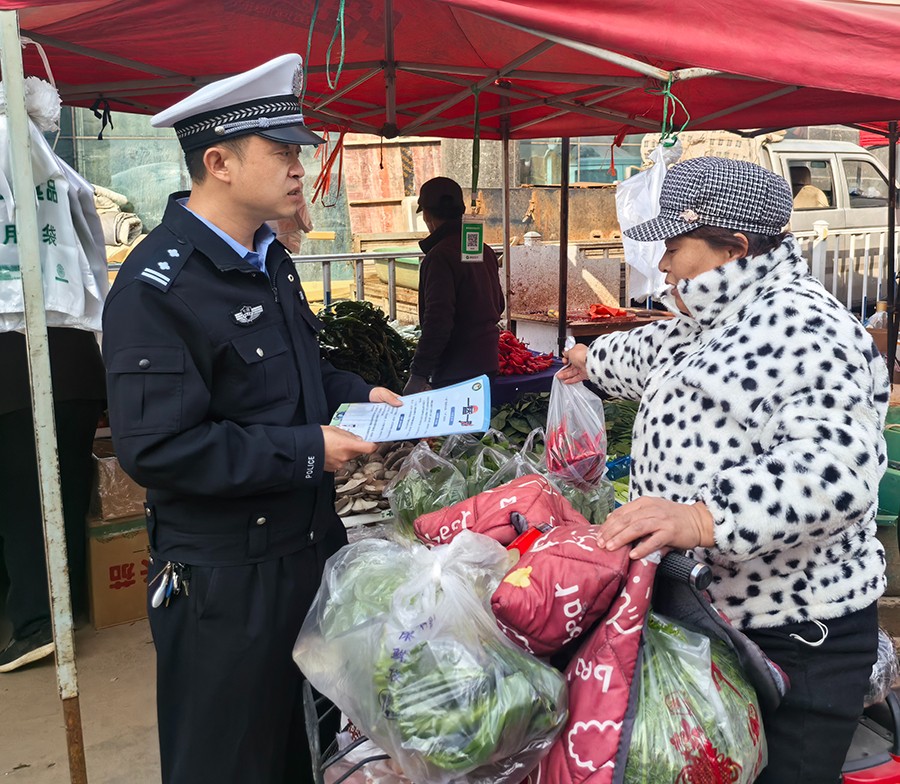 （AqEＹ图片新闻）高速交警走进农村集市(36625857)-20241115102816
