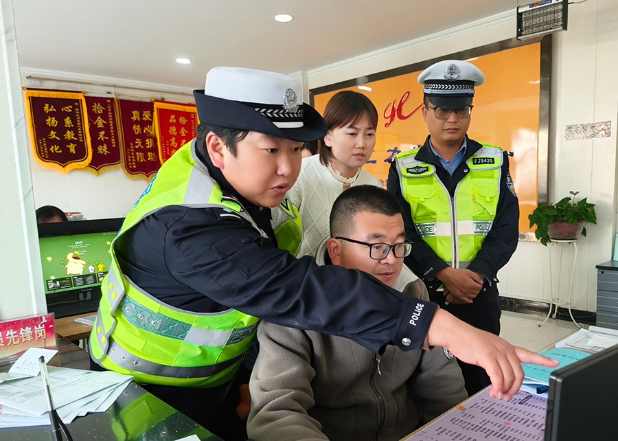 （AQEY，图片新闻）筑牢冬季交通安全防(36684336)-20241118160321