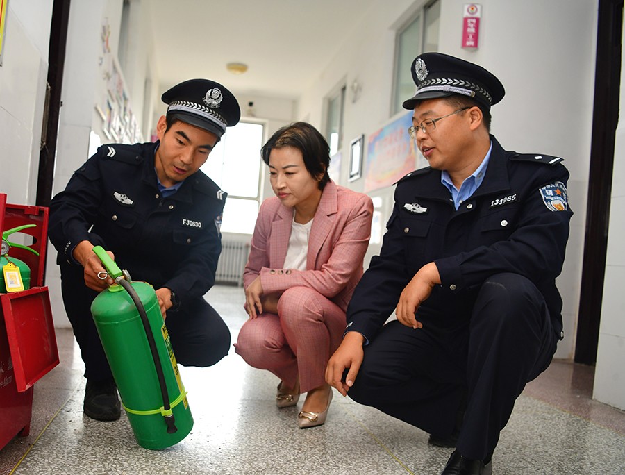 （QＹE   图片新闻）消防安全检查进校(36688137)-20241118160701