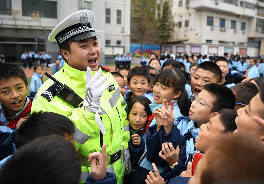 （AQＹE图片新闻）交通安全宣传进校园(36752004)-20241120092541
