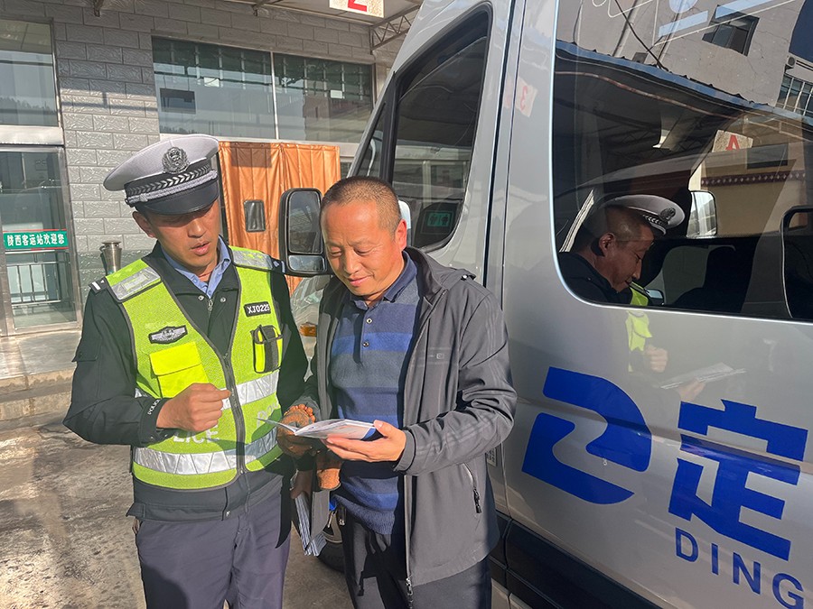 （WAQEＹ图片新闻）陇西交警保障冬季客(36798448)-20241121152454