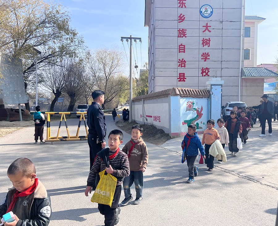 （WAqEＹ配图）东乡公安：筑牢冬季校园(36814084)-20241122143720