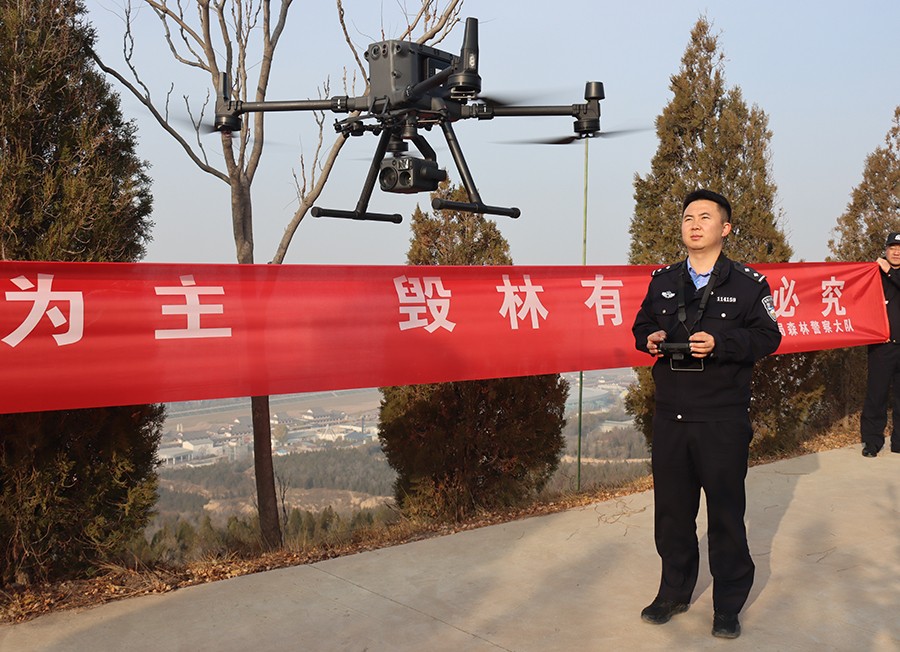 （WAqEＹ图片新闻）无人机高空“喊话”(36825340)-20241122162826