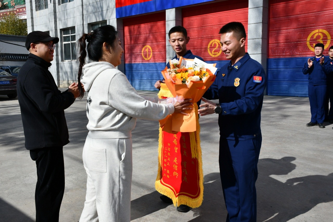（A QＥY消防专栏 配图）两名获救驴友(36605195)-20241125132228