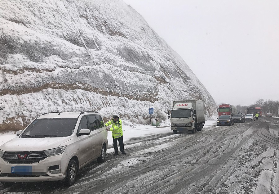 (WAQEY图片新闻) 交警雪天保安全(36862168)-20241125151835