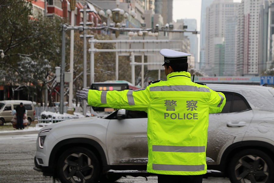 （AWQEＹ组图1）兰州交警保障雪天交通(36867991)-20241126093155