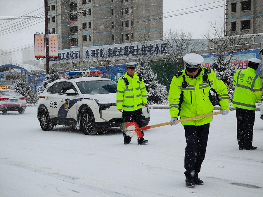 （AWQEＹ组图2）兰州交警保障雪天交通(36867995)-20241126093200
