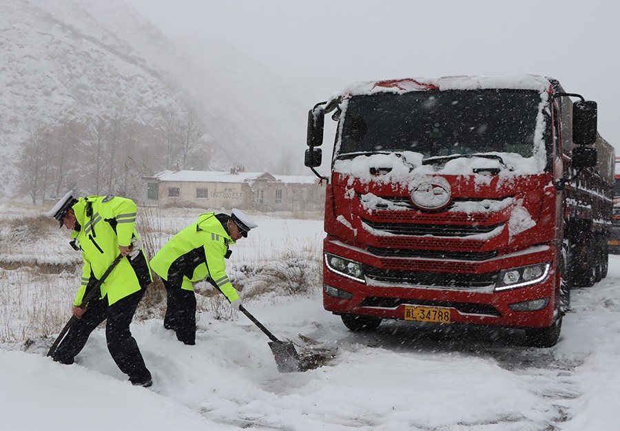 （WAQEY，配图）雪天车辆滞留  交警(36872456)-20241126105107