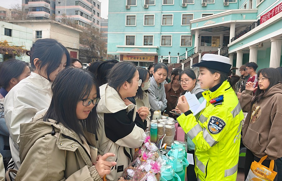 （WAEQＹ图片新闻）交通安全宣传走进大(36929444)-20241128111547