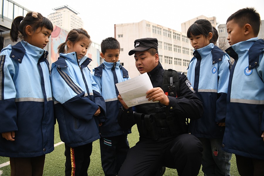 （QEY图片新闻）平安守护警相随(36962479)-20241128215854