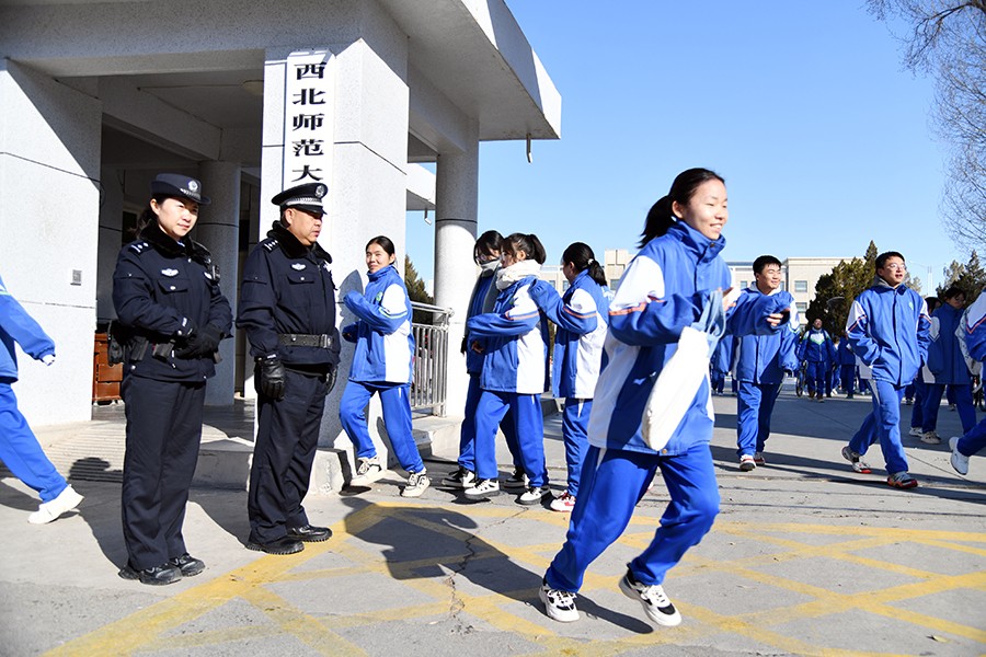 （WAQEＹ图片新闻）站好“护学岗 ”撑(36951617)-20241129152539