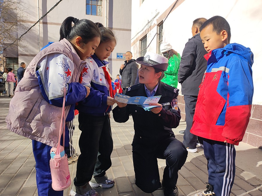 （WAqEY，图片新闻）交警宣传进社区共(36980042)-20241201161933