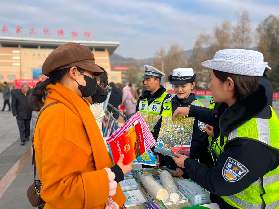 wAqEＹ图片新闻）开展法治宣传 维护宪(37089366)-20241205104432