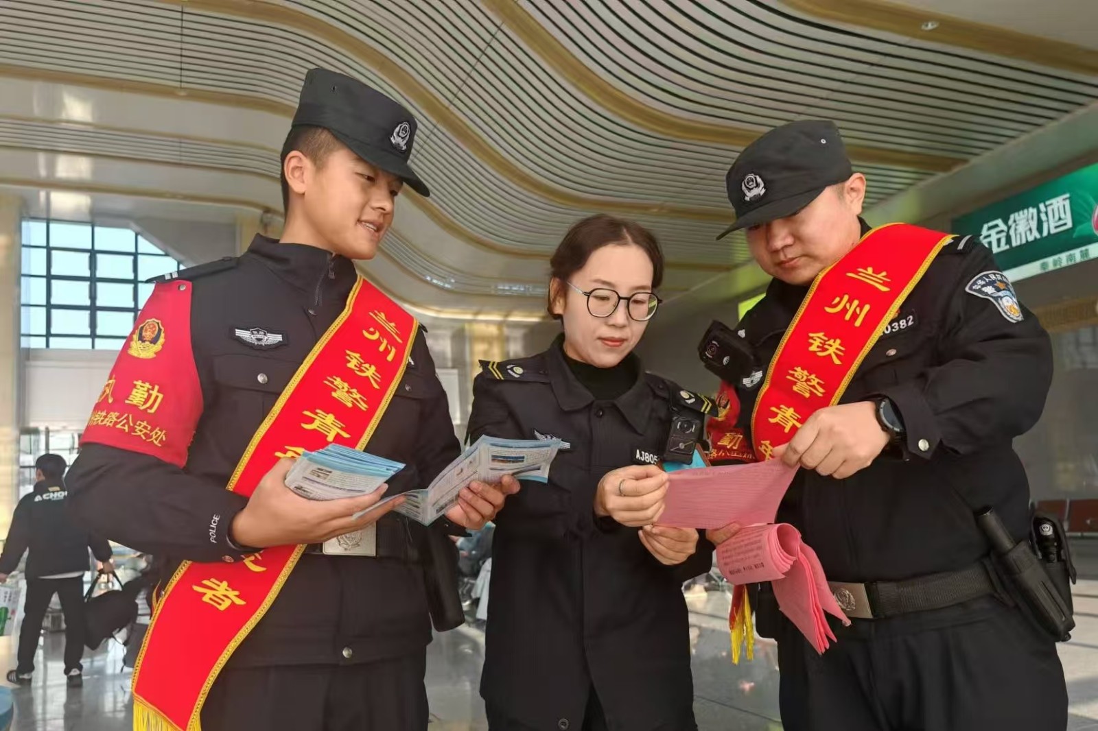 (wAqEY，配图)弘扬宪法精神 让旅途(37077887)-20241205170532