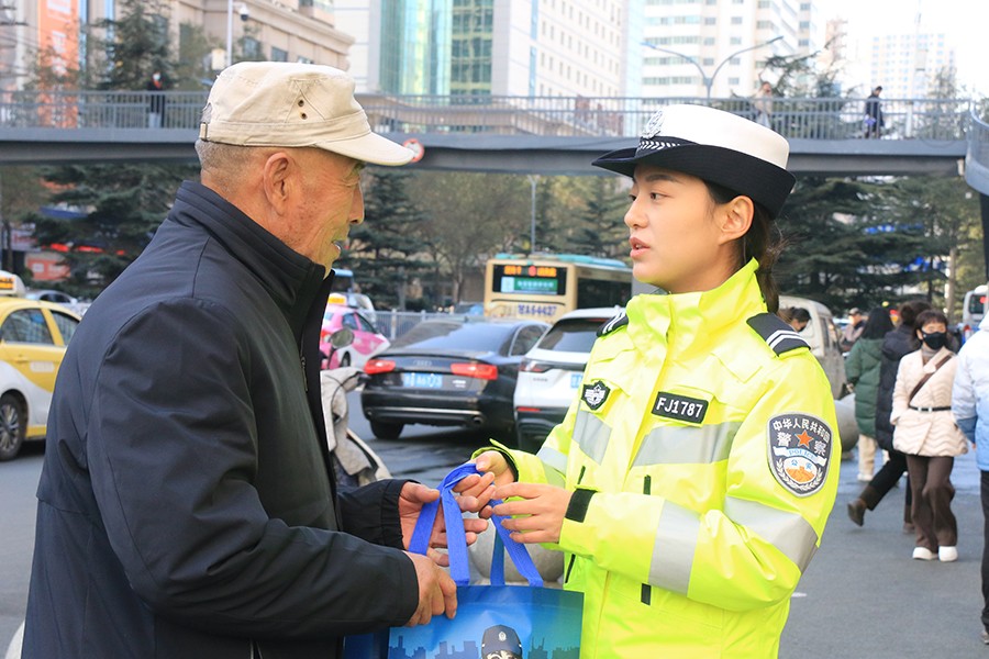 (WAqEY，图片新闻)七里河交警大力开(37085588)-20241205171426