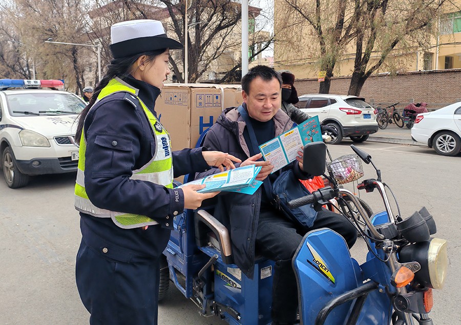 (WqEY）图片新闻：平安相伴务工路  (37146714)-20241208182007