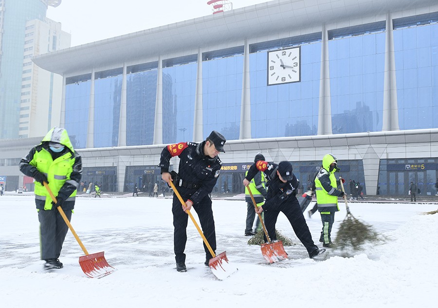 q(EY，图片新闻2)兰州铁路公安闻雪而(37219739)-20241211091412