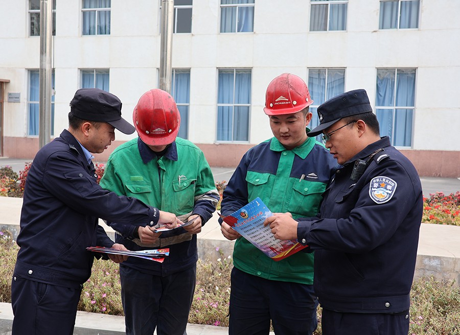 （AqEY，图片新闻）反诈宣传入厂区  (37196745)-20241211092040