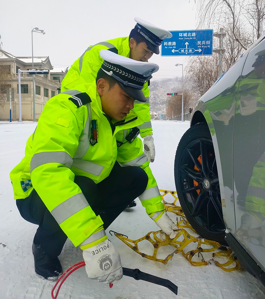 （WAqEY，图片新闻）“以雪为令”保畅(37225730)-20241211153436