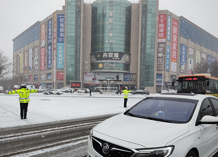 （WAqEY，图片新闻）全力确保群众出行(37229349)-20241211154204