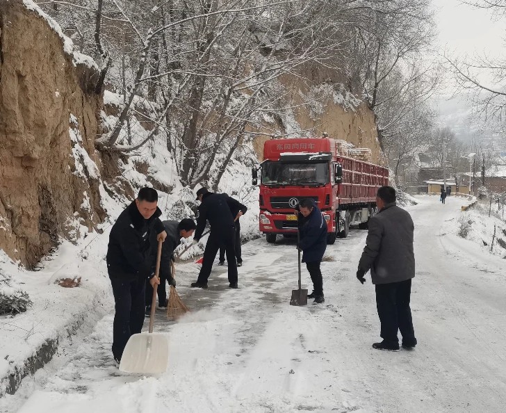 （WAqEY，图片新闻）雪中的温暖使者(37219549)-20241211154657