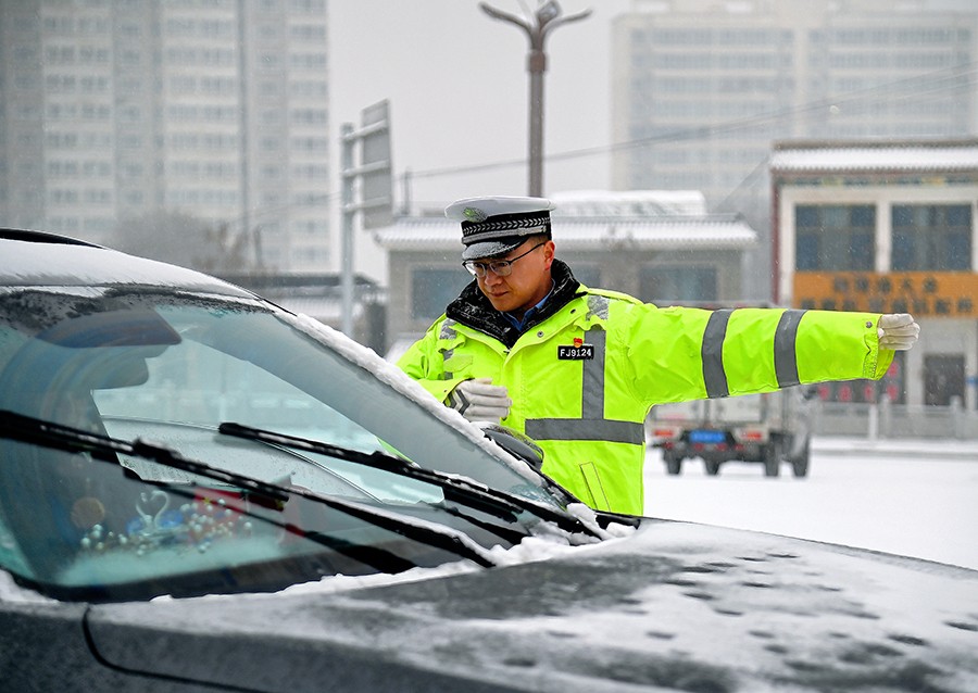（WAqEY，配图）永靖公安守护雪天道路(37218873)-20241211155758