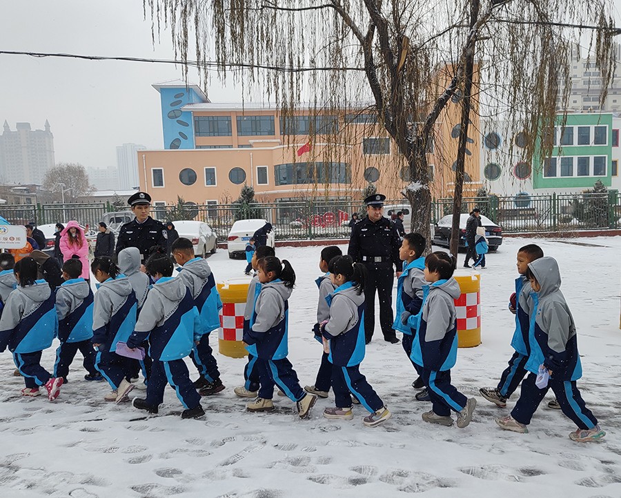 （WAqEY，图片新闻）站好“护学岗” (37264879)-20241212163858