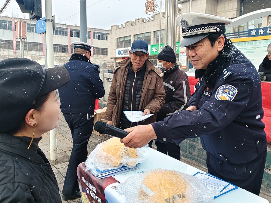 （qEＹ图片新闻）红古交警开展通安全宣传(37274839)-20241213100630