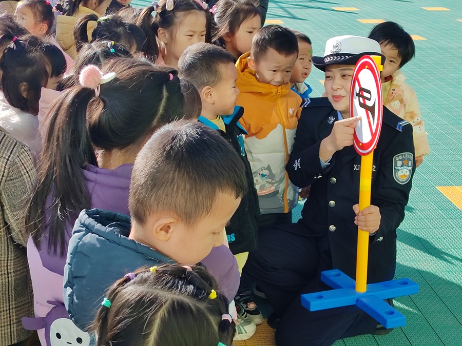 （wAQEＹ图片新闻）交警讲安全(37365067)-20241217153320