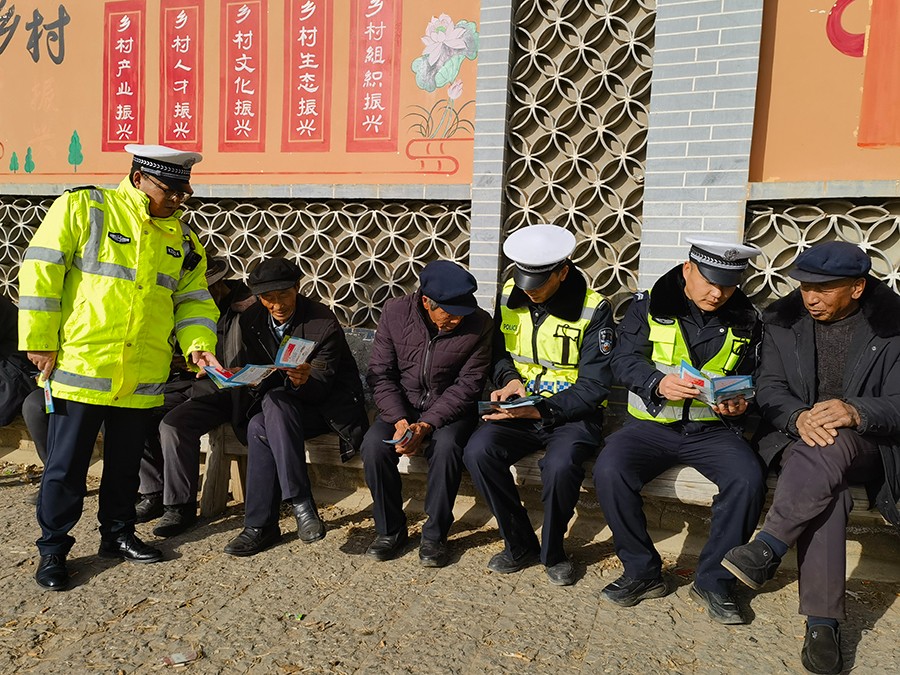 （WAQEＹ图片新闻）文化广场话安全(37405919)-20241219152950