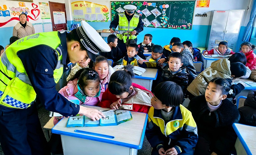 （WAQEY，图片新闻）交通安全宣传进校(37420564)-20241219155634