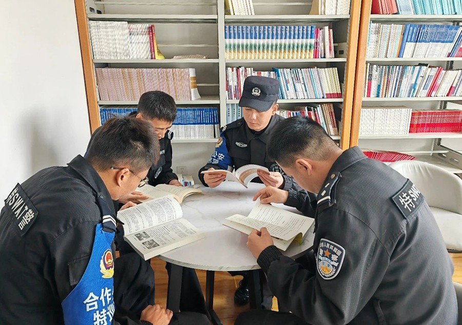 （WAQEY图片新闻）书香润警营(37420251)-20241219155830