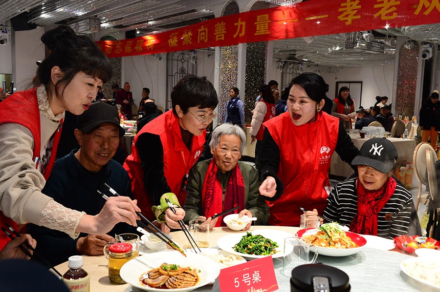 (QEＹ图片新闻)一碗饺子温暖一座城(37452923)-20241220090917