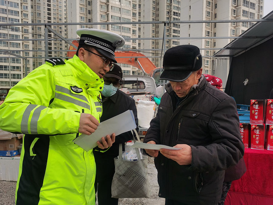 (WAQEＹ图片新闻)交警赶大集  送安(37442937)-20241220111734