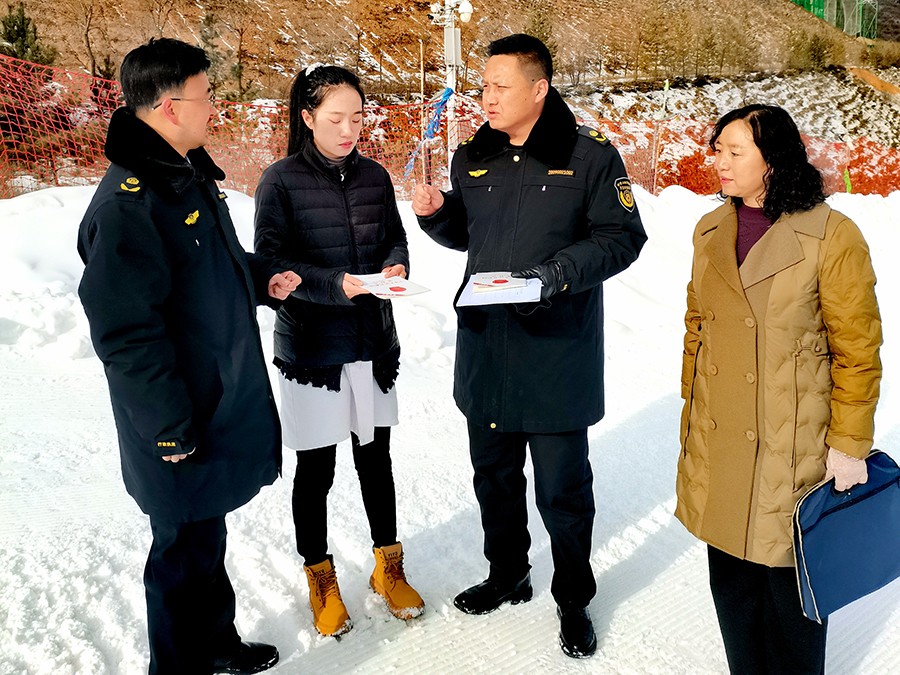 （AQEY，图片新闻）普法宣传进滑雪场(37640048)-20241227164402