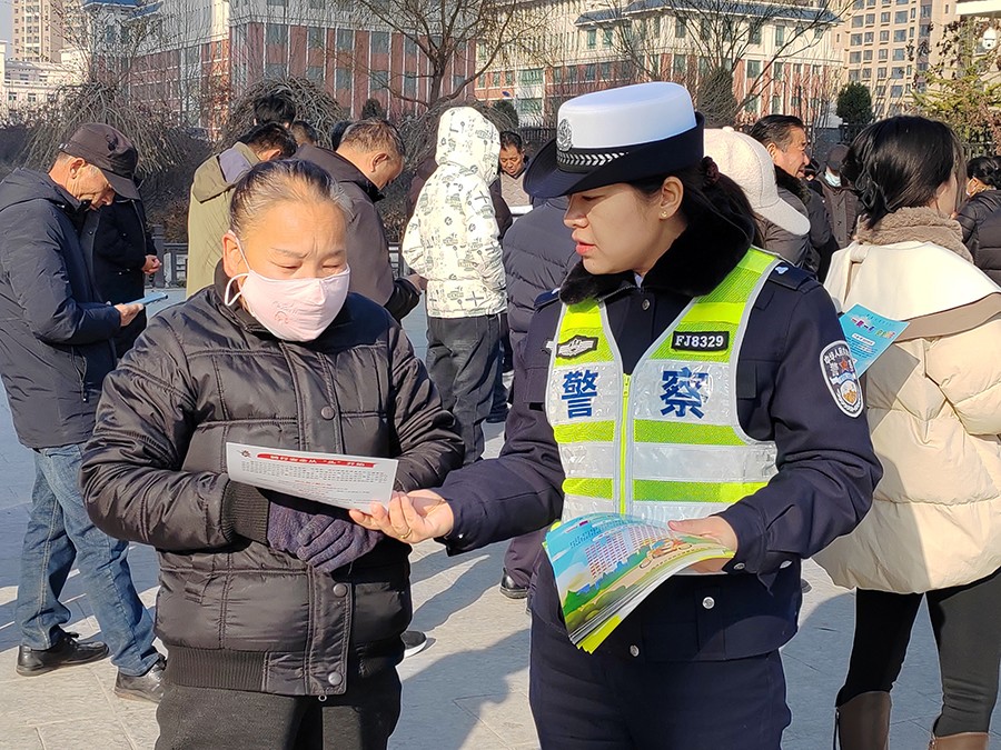 AQEY图片新闻：守护学生交通安全(37802357)-20250106113906