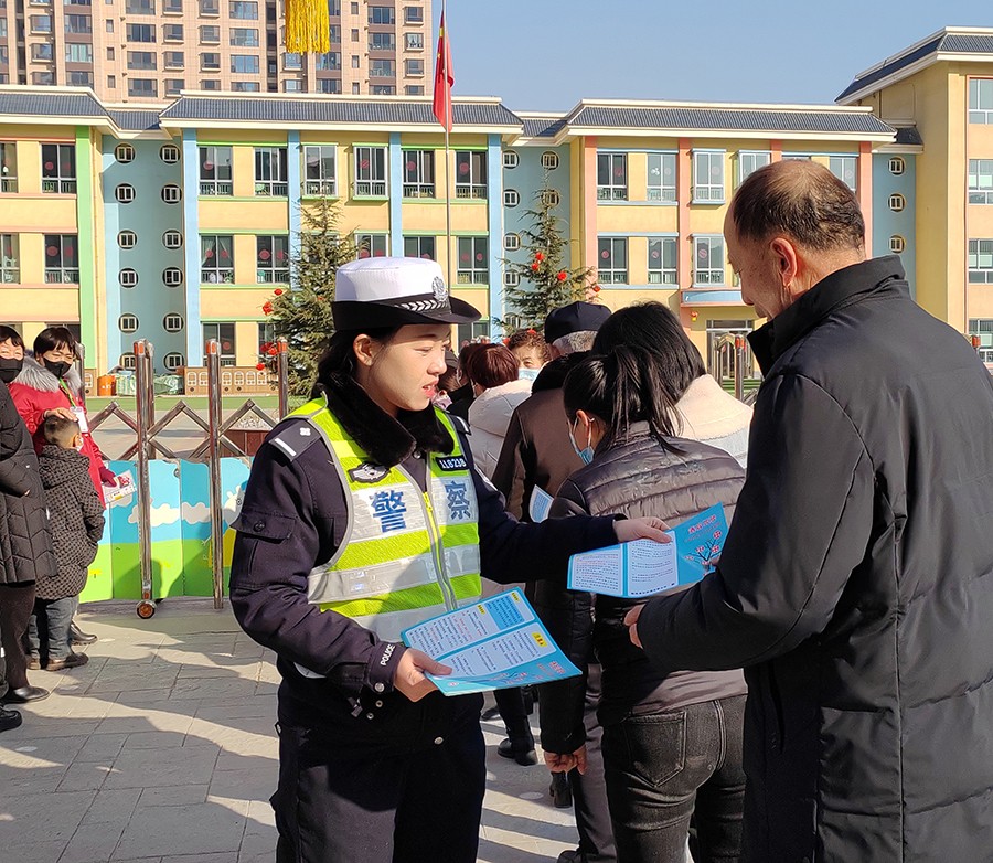（AqEＹ图片新闻）临洮交警开展交通安全(37817485)-20250109110201