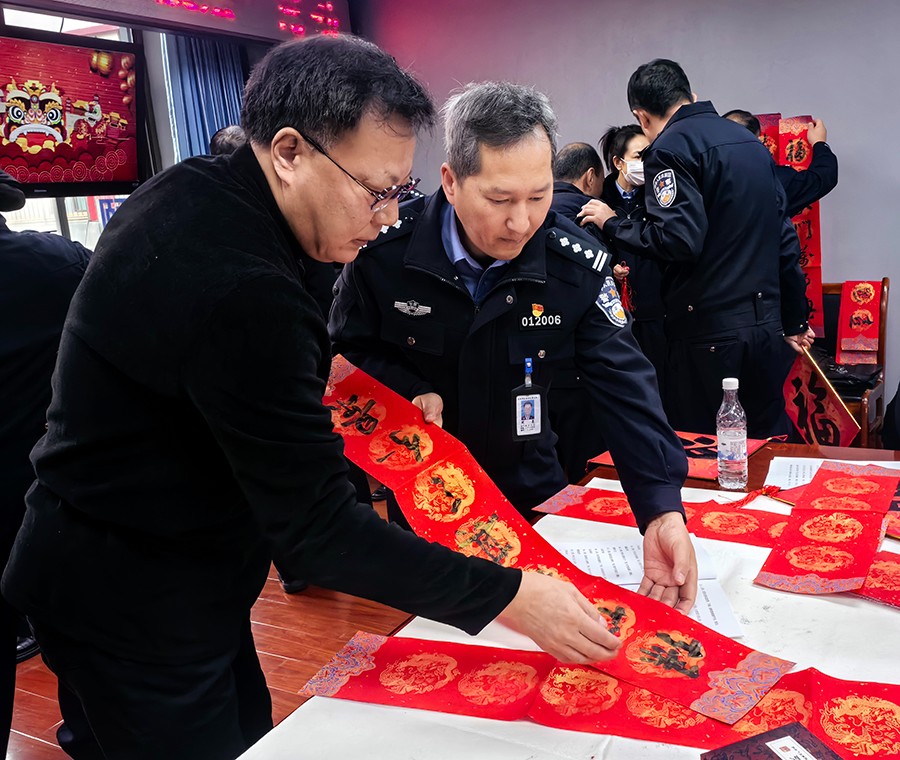 (AqEY图片新闻)福赠春联祈平安  挥(37913810)-20250109162723