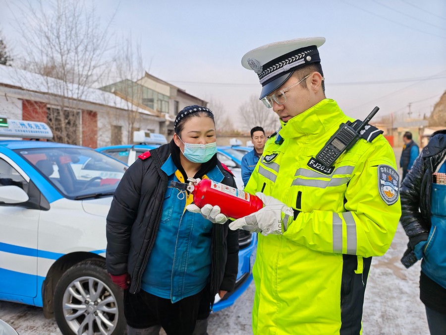 (AqEY图片新闻)城关交警开展出租车安(37942049)-20250110113201
