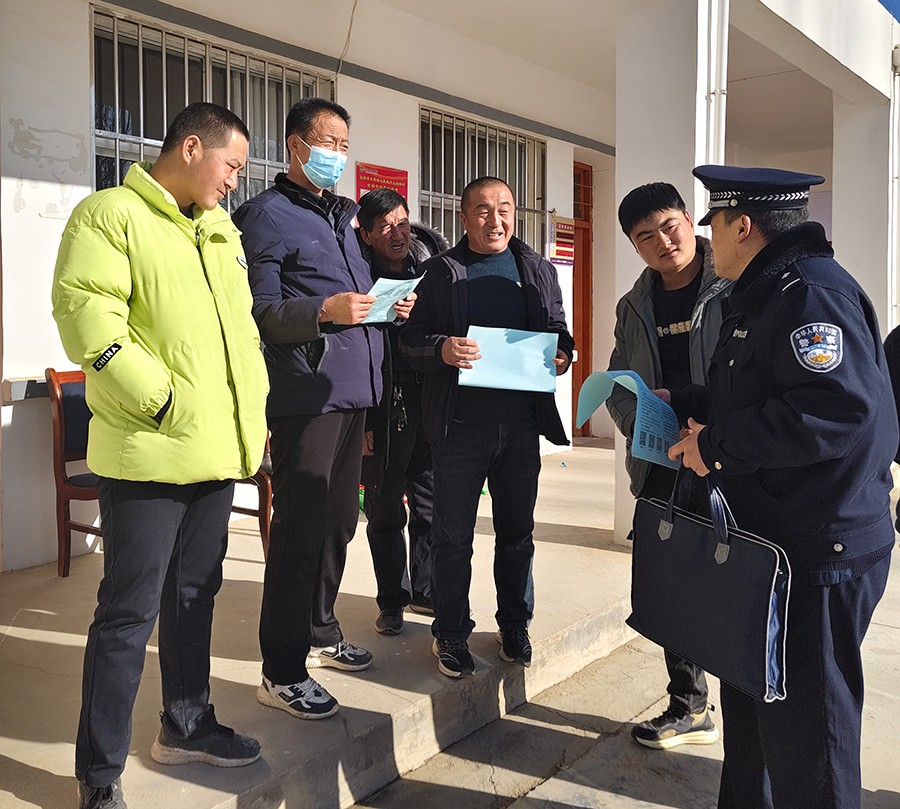 （wAQEY配图）警民同心  共筑平安(38026246)-20250114172702