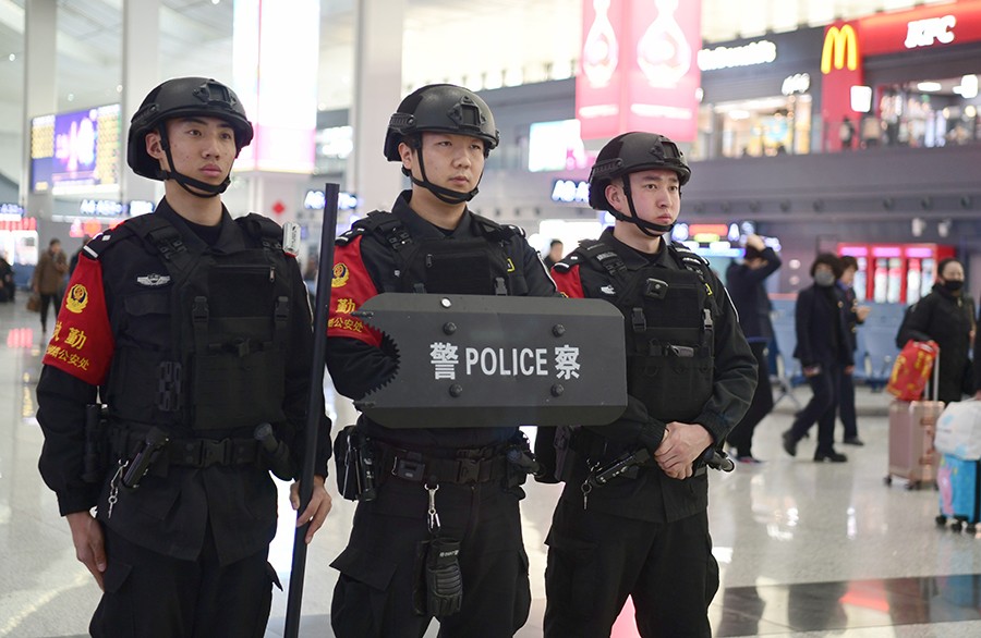 （WqEＹ配图１　）兰州铁警暖心护航旅客(38024405)-20250114202435