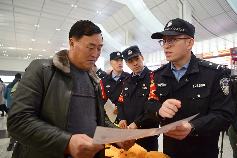 （WqEＹ配图２）兰州铁警暖心护航旅客平(38024407)-20250114202555