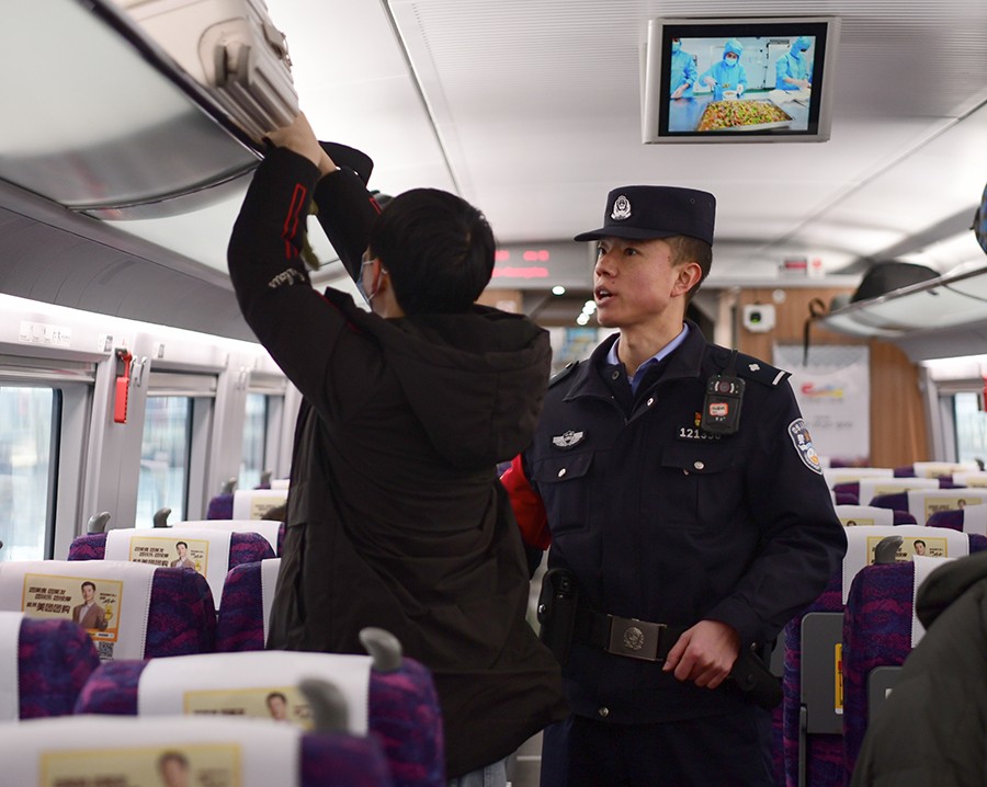 （WqEＹ配图３）兰州铁警暖心护航旅客平(38024409)-20250114202809