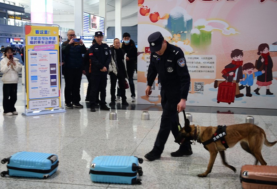 （WqEＹ配图４）兰州铁警暖心护航旅客平(38024411)-20250114202953